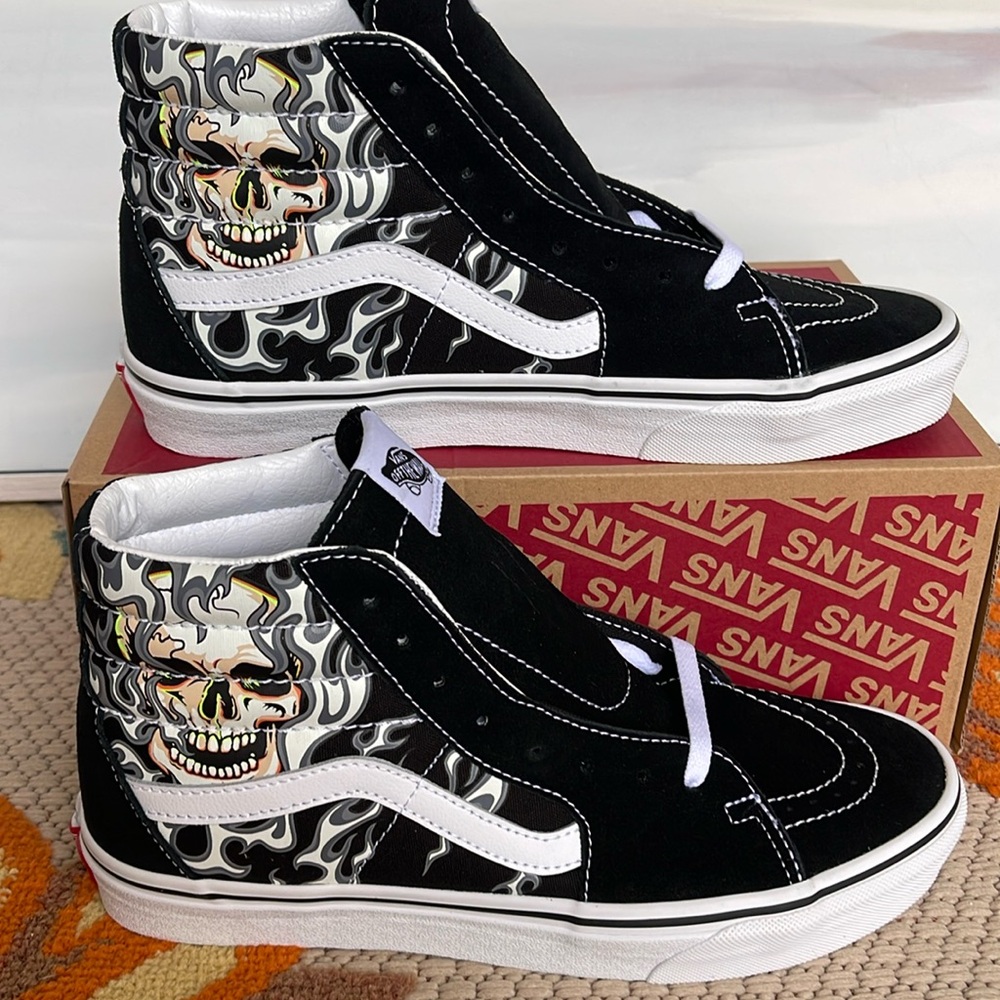 Vans WMNS Sk8-Hi
Flame Skull Black/True White 
VN0007NSBMW
Sneakers